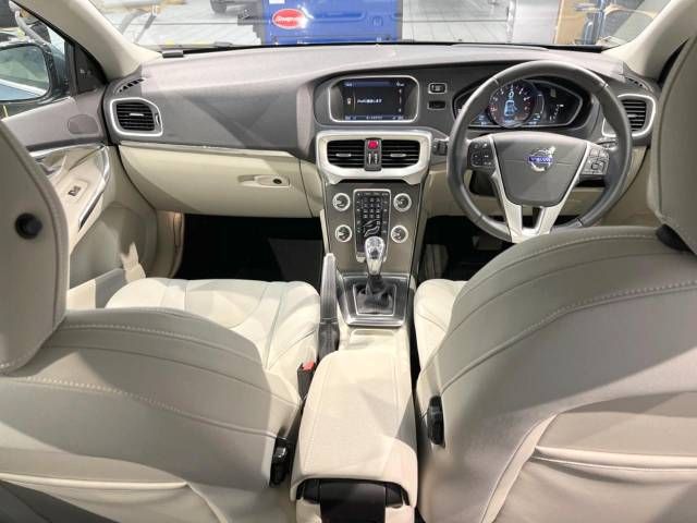 Volvo V40 2013-04 18545-1