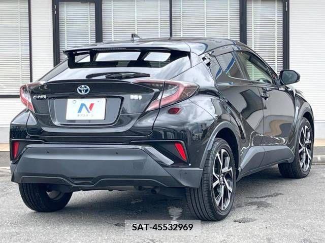 Toyota C-HR 2017-06 382395-17