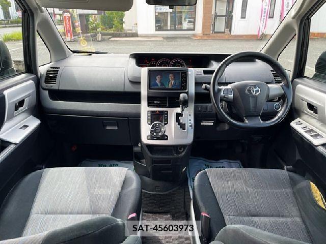 Toyota NOAH 2010-07 365108-1