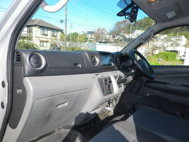 Nissan NV350 Caravan 2016-06 189159-3