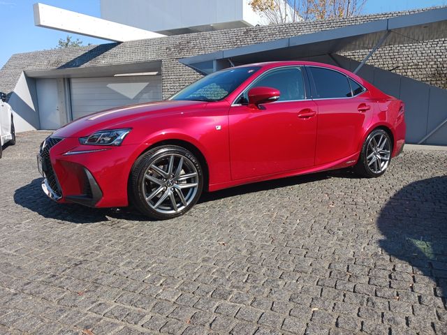 Lexus IS 2017-06 186389-1