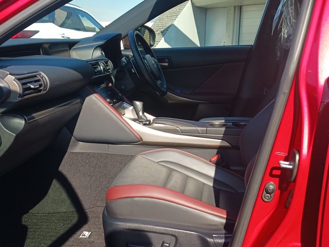 Lexus IS 2017-06 186389-23