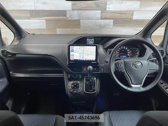 Toyota VOXY 2016-01 370443-1