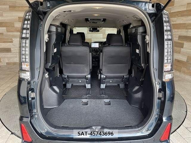 Toyota VOXY 2016-01 370443-12