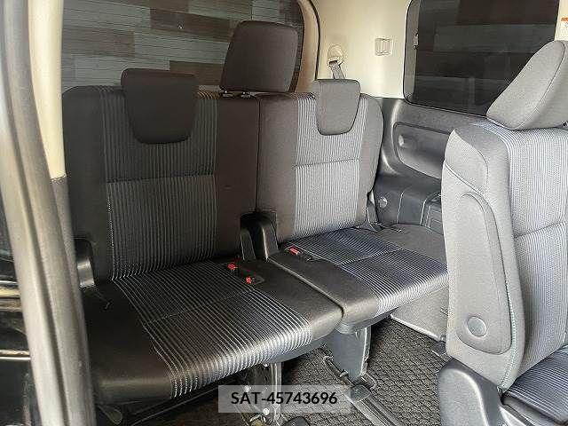 Toyota VOXY 2016-01 370443-11