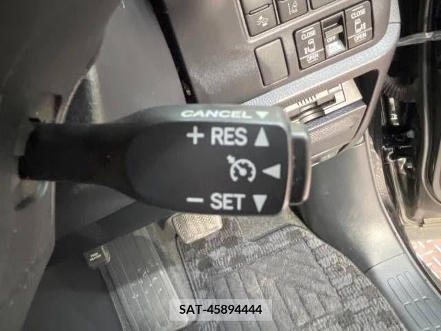 Toyota NOAH 2019-10 279517-6