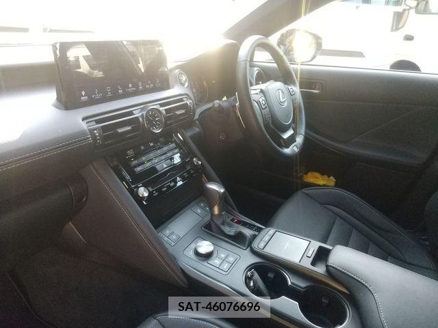 Lexus IS 2023-01 300102-19