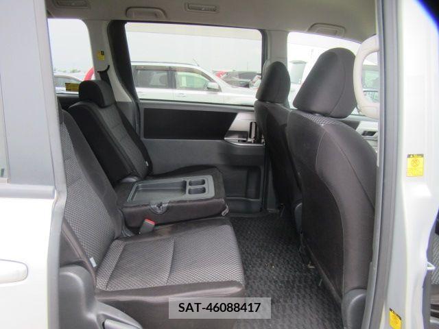 Toyota NOAH 2009-11 381097-5