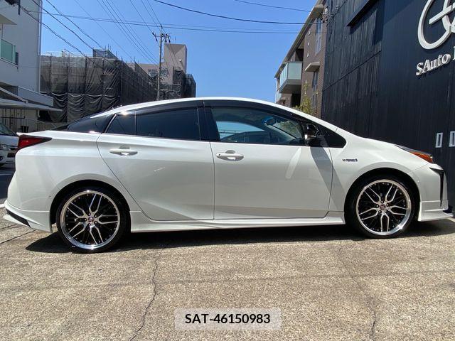 Toyota PRIUS 2019-10 235832-4