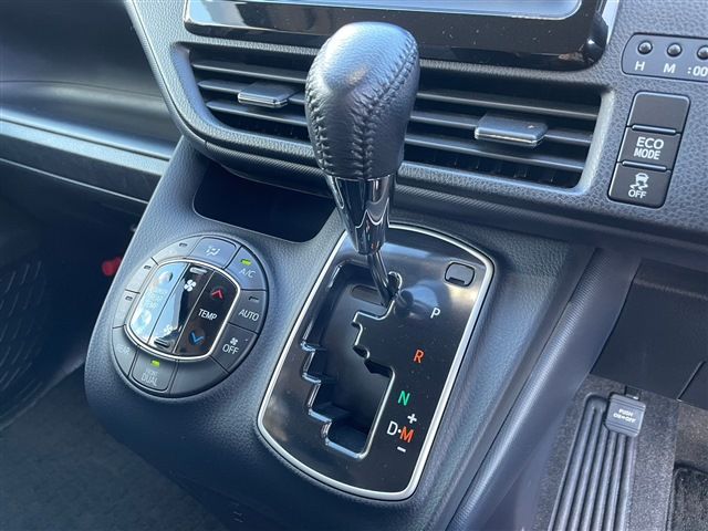 Toyota VOXY 2015-03 19017-25