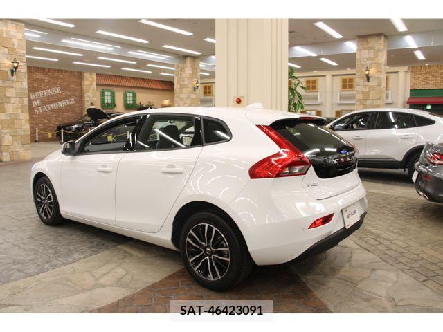 Volvo V40 2018-01 370198-26