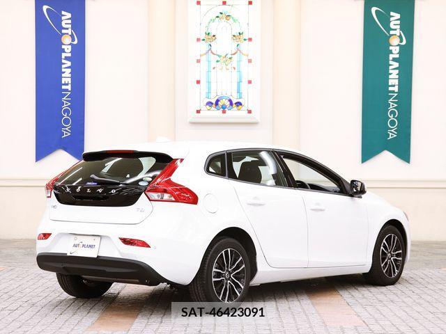 Volvo V40 2018-01 370198-2