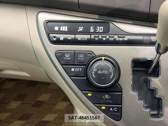 Toyota ISIS 2013-12 256973-7