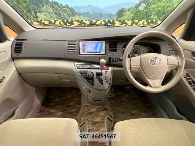 Toyota ISIS 2013-12 256973-1