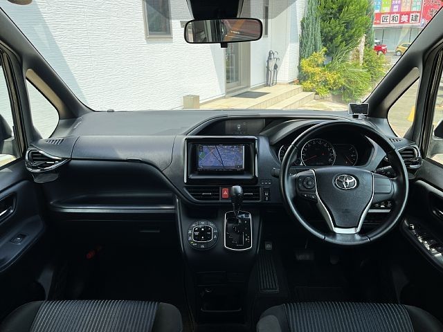 Toyota VOXY 2016-04 11987-1