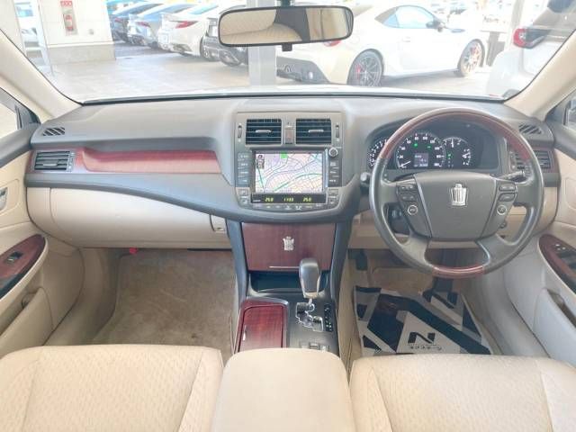 Toyota CROWN SEDAN 2009-12 182697-1