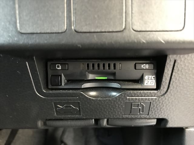 Toyota ROOMY 2018-03 27672-9