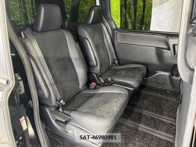 Toyota VOXY 2021-05 370375-9