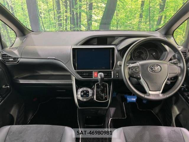 Toyota VOXY 2021-05 370375-1