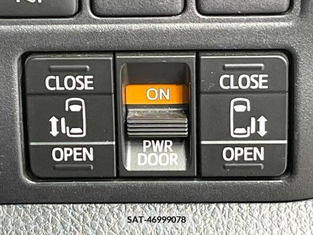 Toyota VOXY 2018-03 234875-6
