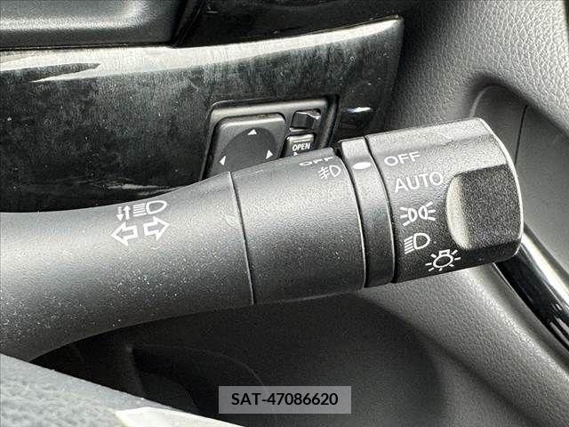 Nissan NV350 Caravan 2012-09 381562-24