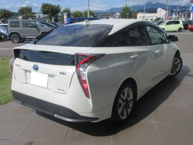 Toyota PRIUS 2017-01 13620-1