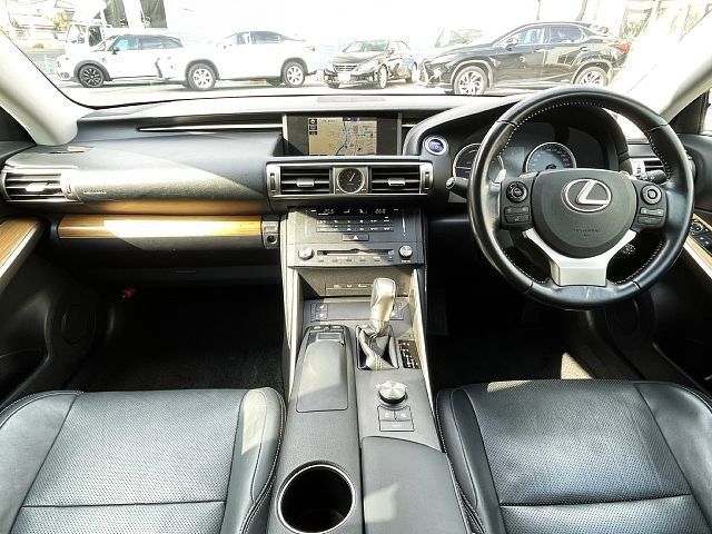 Lexus IS 2015-06 191801-1