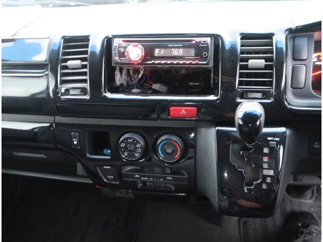 Toyota HIACE VAN 2005-11 24015-8