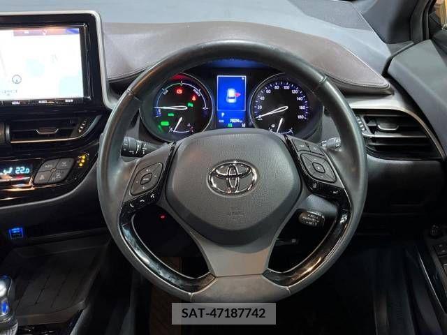 Toyota C-HR 2017-03 215682-11