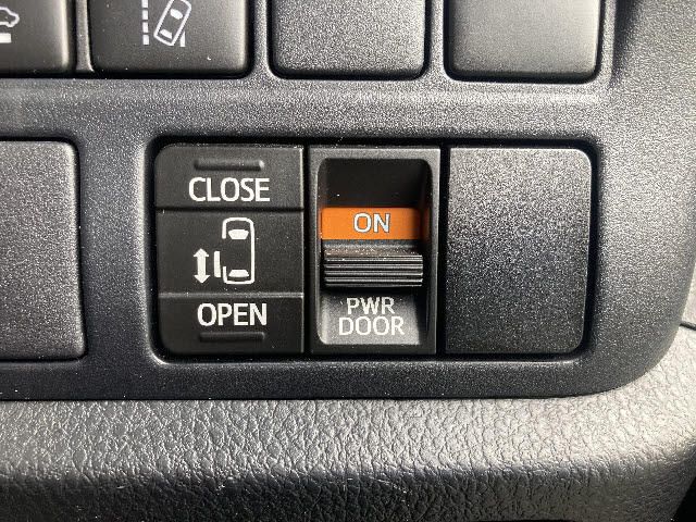Toyota NOAH HYBRID 2018-08 10645-13