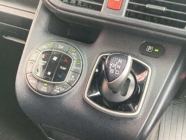 Toyota NOAH HYBRID 2018-08 10645-6