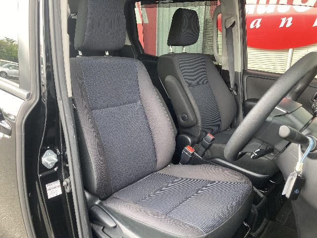 Toyota NOAH HYBRID 2018-08 10645-16