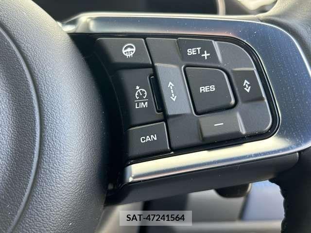 Jaguar E-PACE 2019-07 338155-11