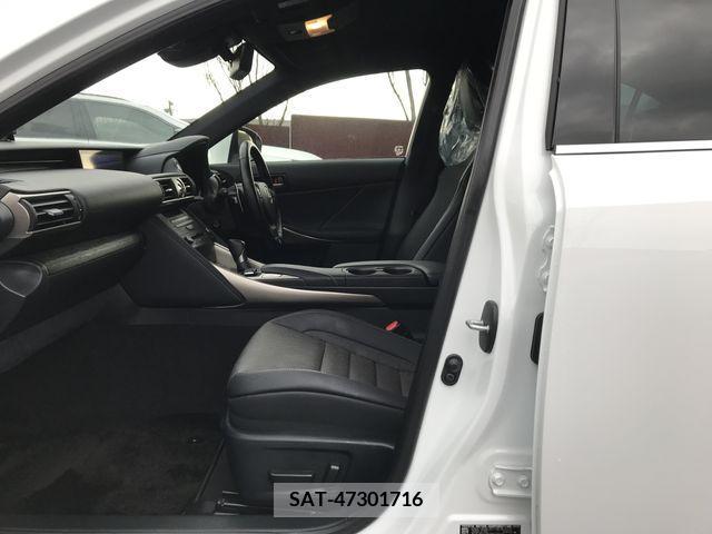 Lexus IS 2019-11 235840-21