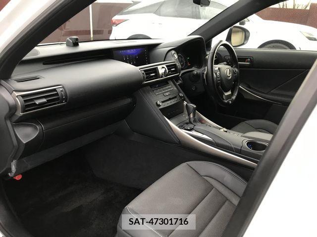 Lexus IS 2019-11 235840-22