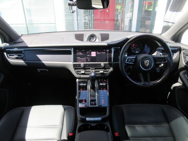 Porsche MACAN 2022-08 6941-1