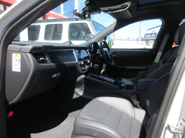 Porsche MACAN 2022-08 6941-21