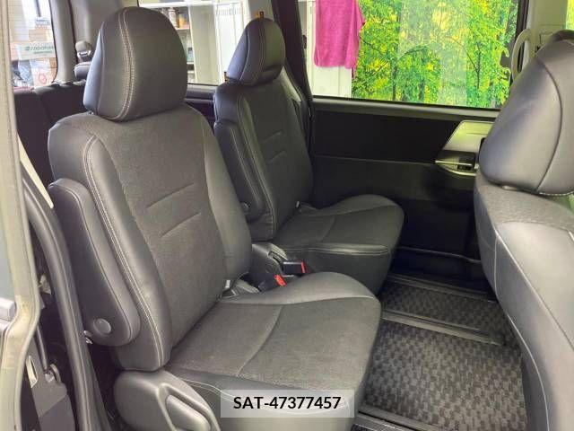 Toyota VOXY 2013-08 236692-9