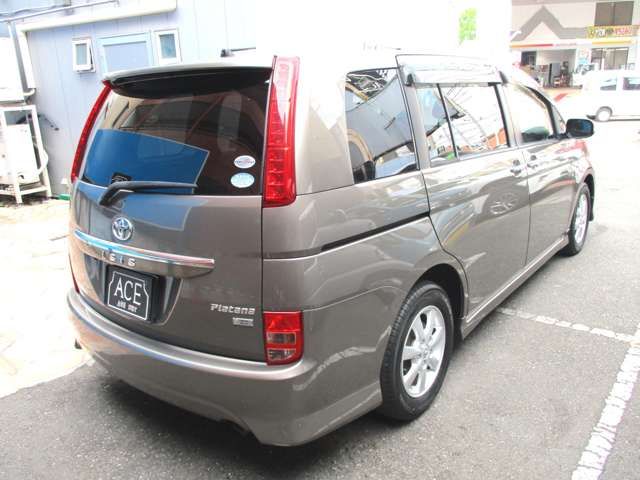 Toyota ISIS 2011-02 11675-6