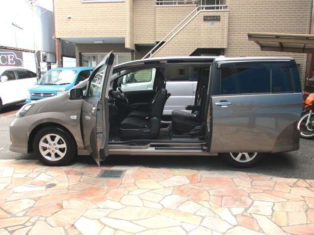 Toyota ISIS 2011-02 11675-9