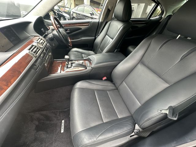 Lexus LS 2016-03 8266-12