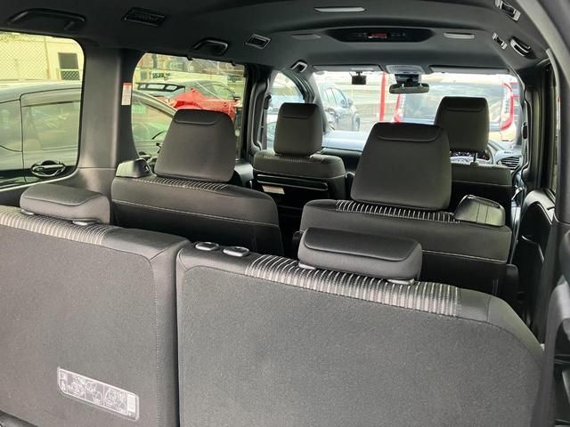 Toyota VOXY 2018-03 8578-7