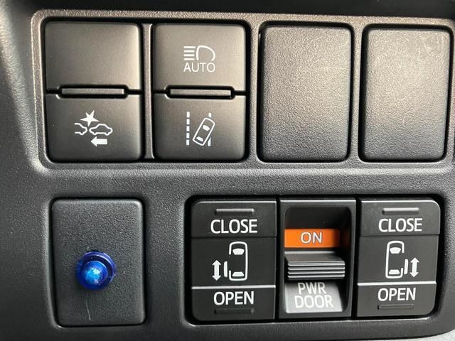 Toyota VOXY 2018-03 8578-15