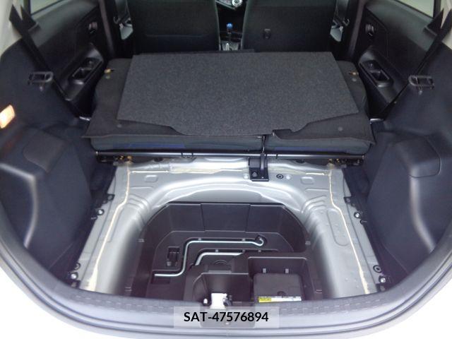 Toyota AQUA 2017-03 380881-14