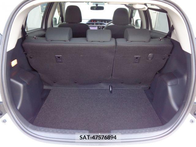 Toyota AQUA 2017-03 380881-12