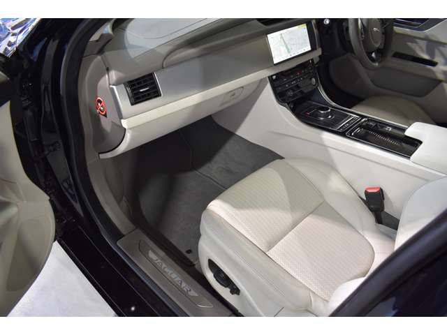 Jaguar XF 2017-07 21392-18