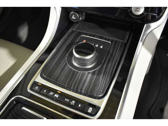 Jaguar XF 2017-07 21392-15