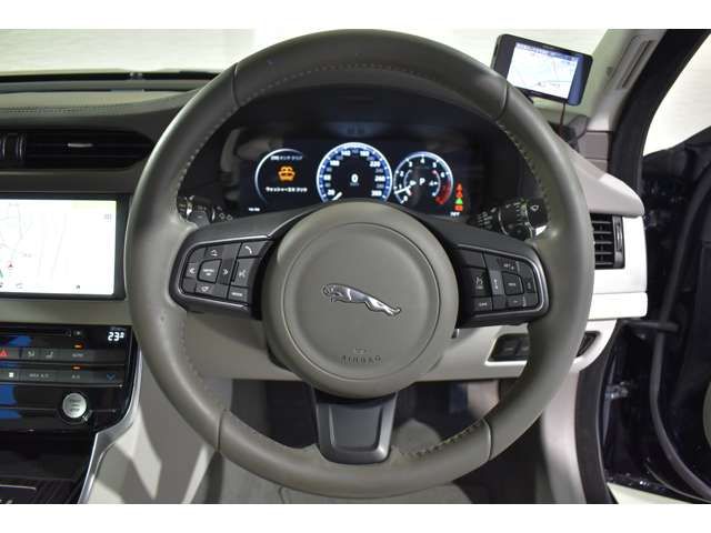 Jaguar XF 2017-07 21392-11
