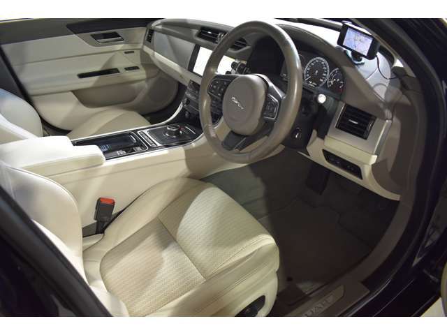 Jaguar XF 2017-07 21392-3