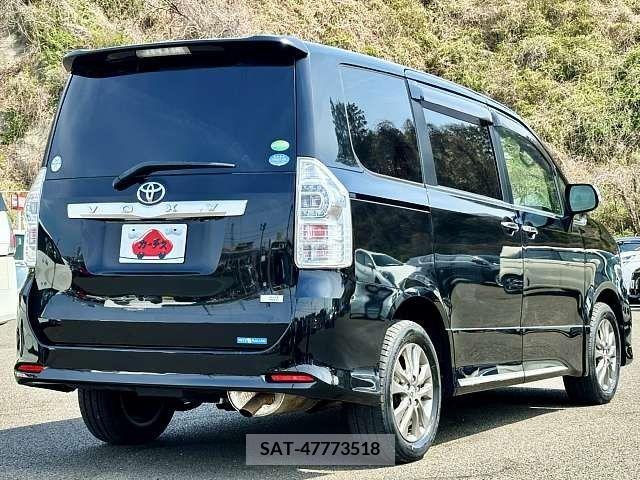 Toyota VOXY 2013-04 321373-2